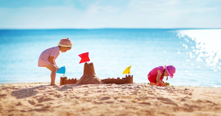 otroci, ki se igrajo na plaži