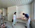 JUB prispeval barve za prenovo oddelka za mamice in novorojenčke v postojnski porodnišnici 
